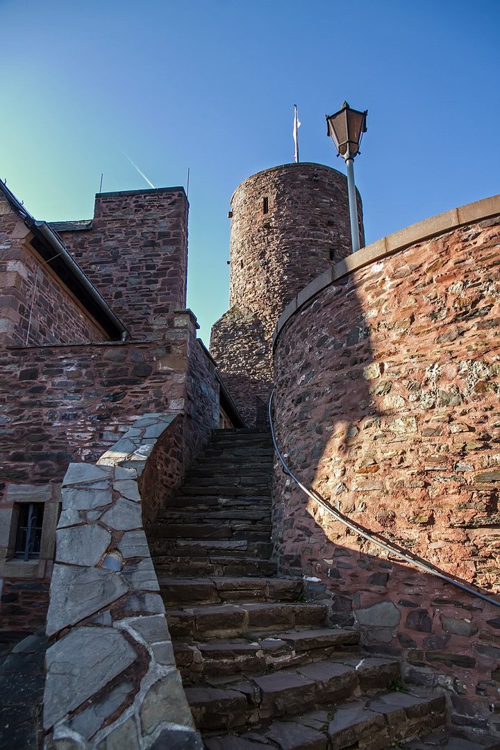 Der Aufgang zum Bergfried der Burg Hengebach 