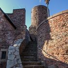 Der Aufgang zum Bergfried der Burg Hengebach 