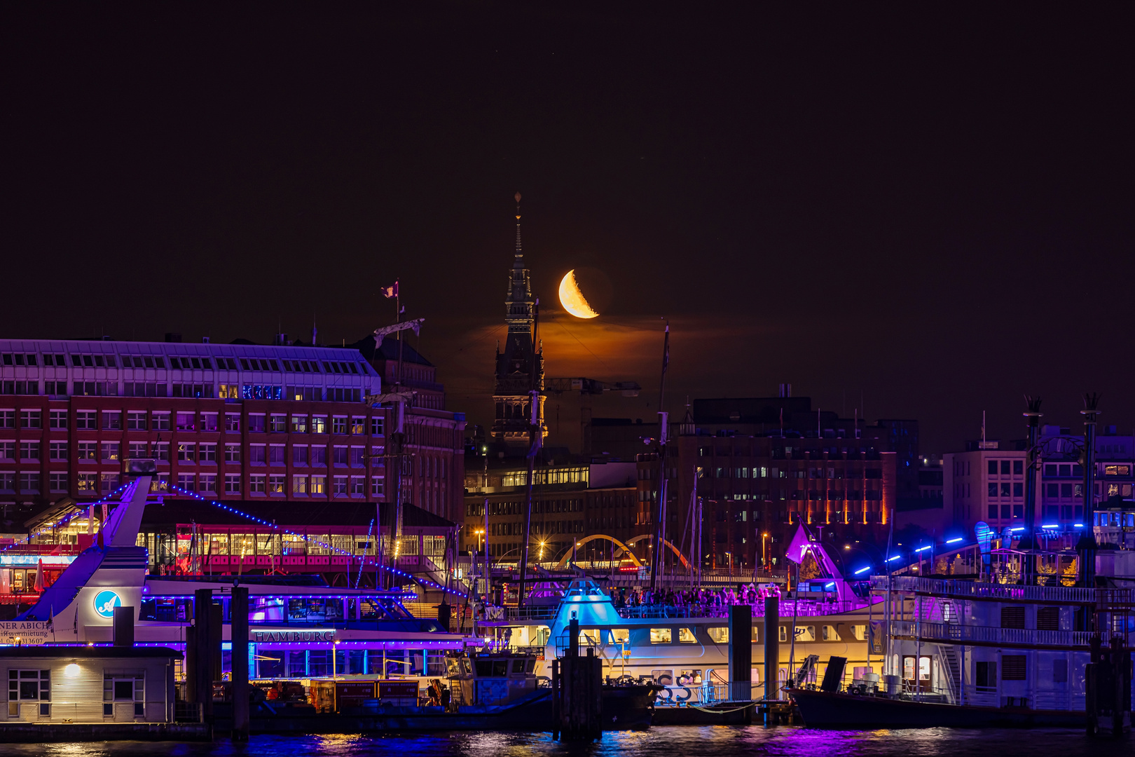 Der aufgehende Mond über der Stadt