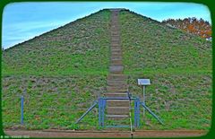 Der Aufstieg zur Landpyramide in Branitz 