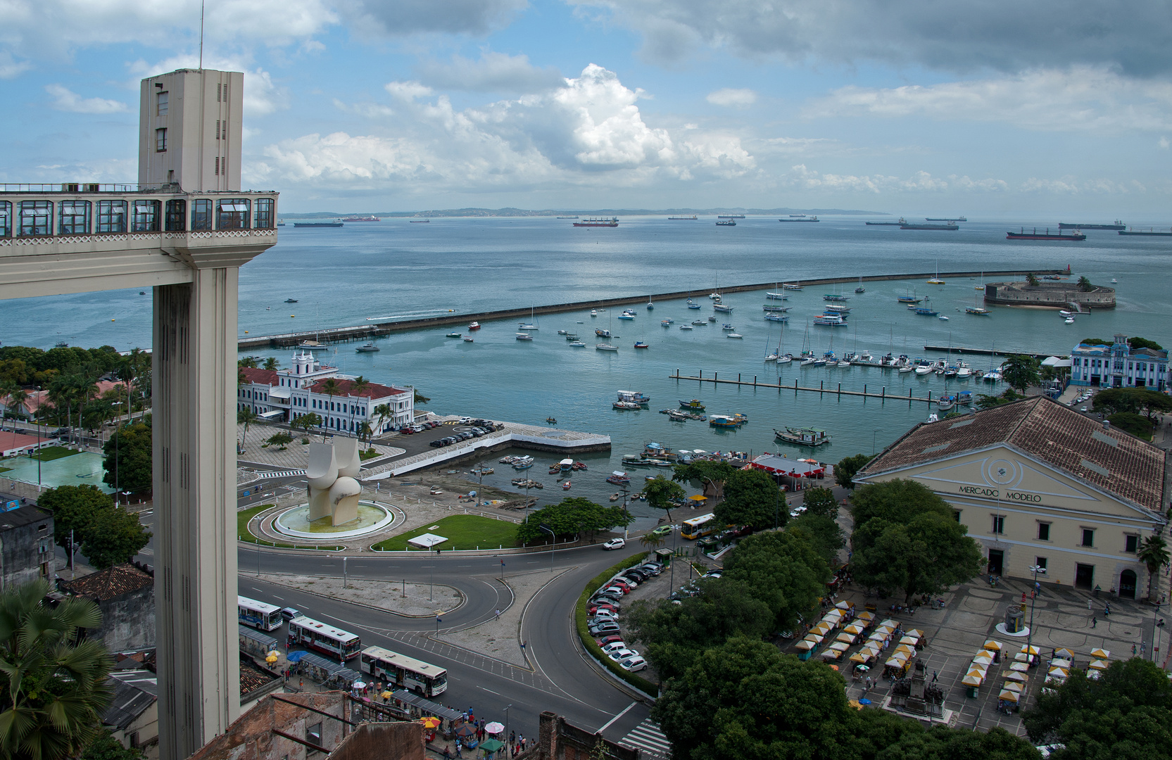 Der Aufzug, der Markt und das Meer