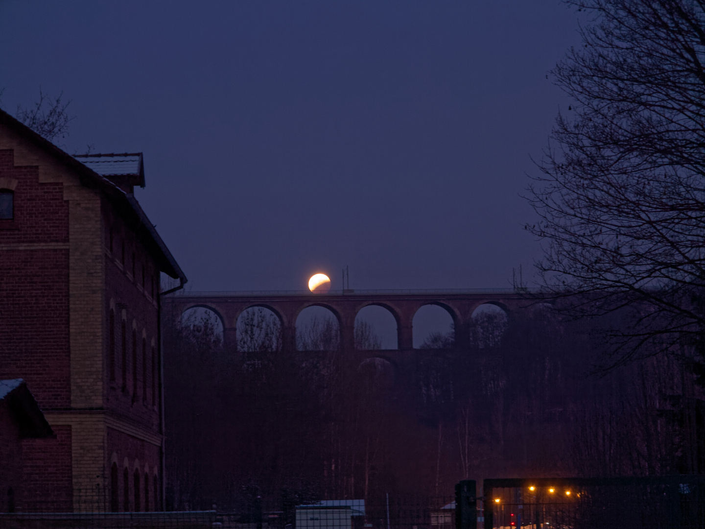 der aus dem Erdschatten tretende Blutmond  "kullert über die Göltzschtalbrücke"