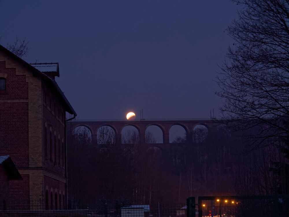 der aus dem Erdschatten tretende Blutmond  "kullert über die Göltzschtalbrücke"