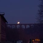 der aus dem Erdschatten tretende Blutmond  "kullert über die Göltzschtalbrücke"