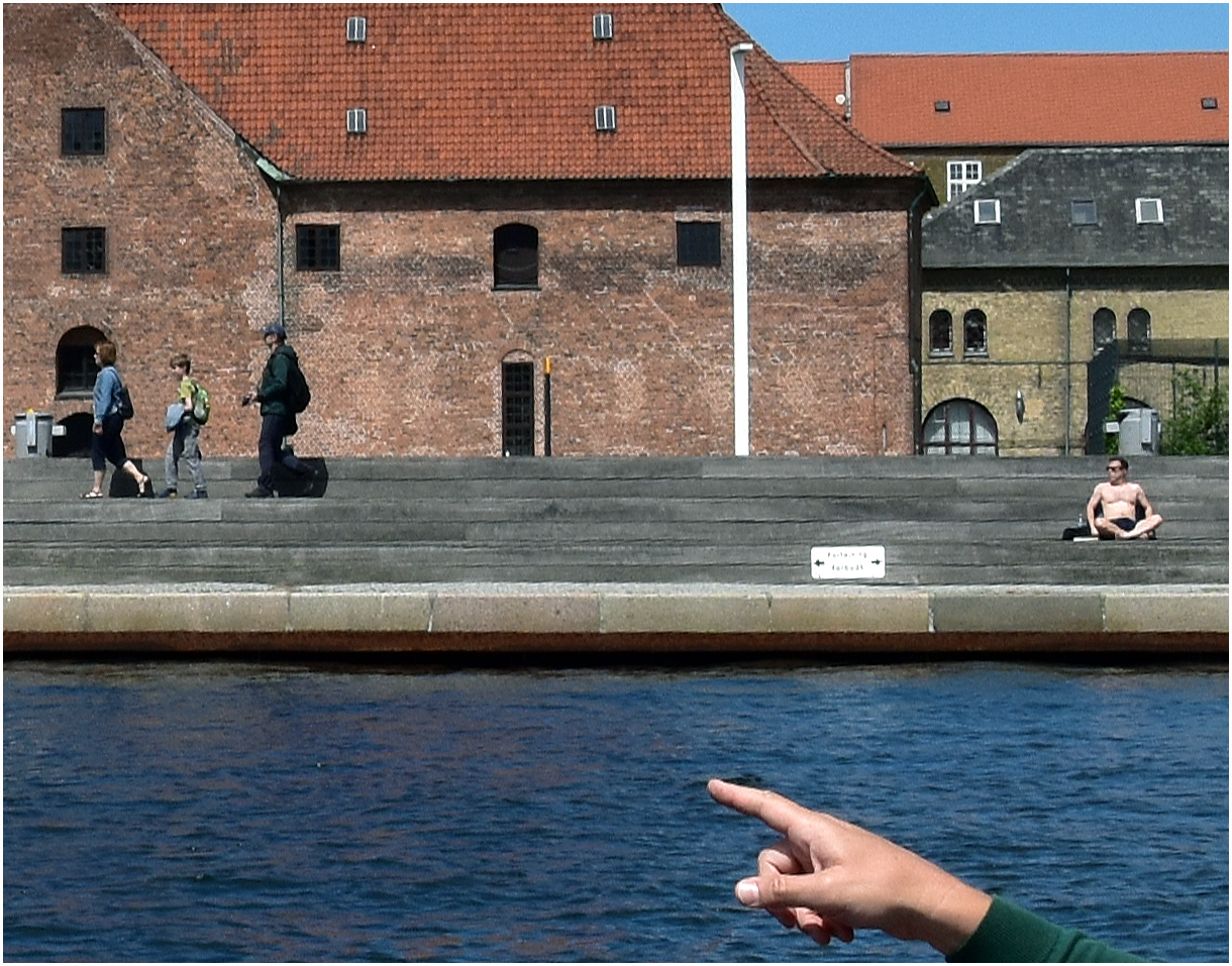 der ausgestreckte Zeigefinger