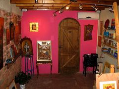 Der Austellungsraum im kleinen Atelier im Bergdorf Manolates.
