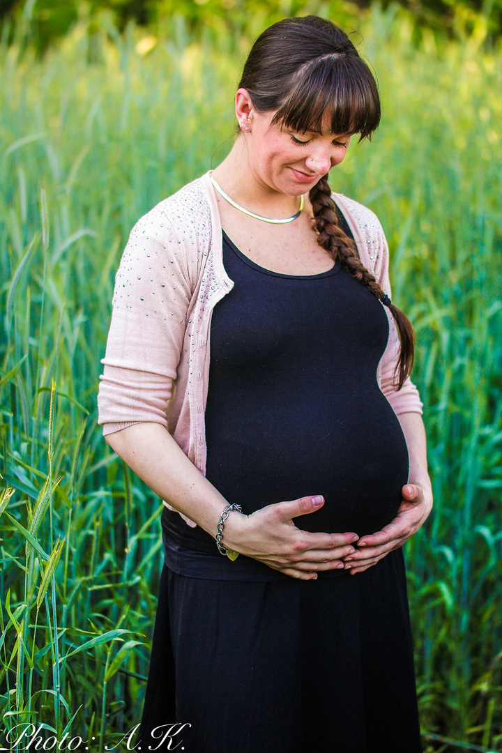 Der Babybauch wächst, wie das Gras im Feld :)