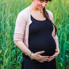 Der Babybauch wächst, wie das Gras im Feld :)