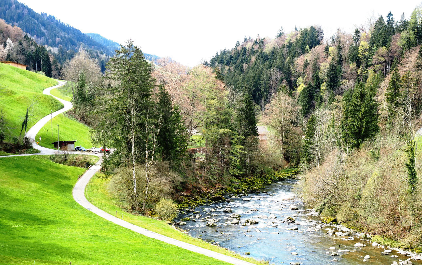 Der Bach und die Straße