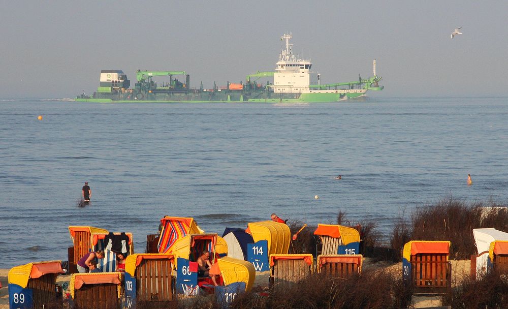 Der Bagger "Uilenspiegel" im Wattenmeer vor der Küste von Cuxhaven-Döhne