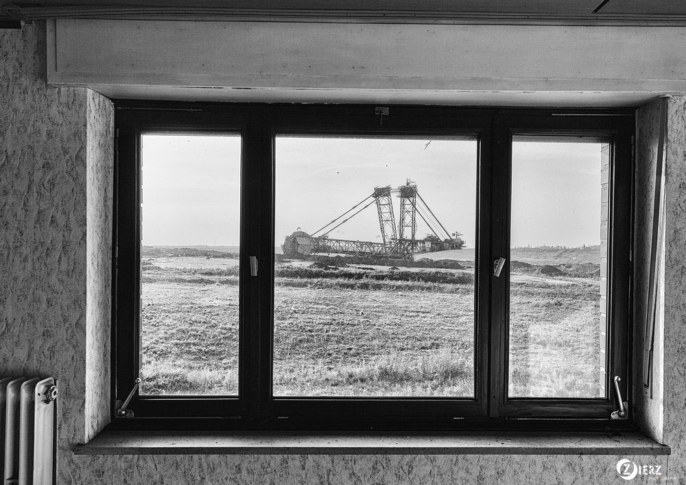der Bagger vor dem Fenster Foto & Bild architektur