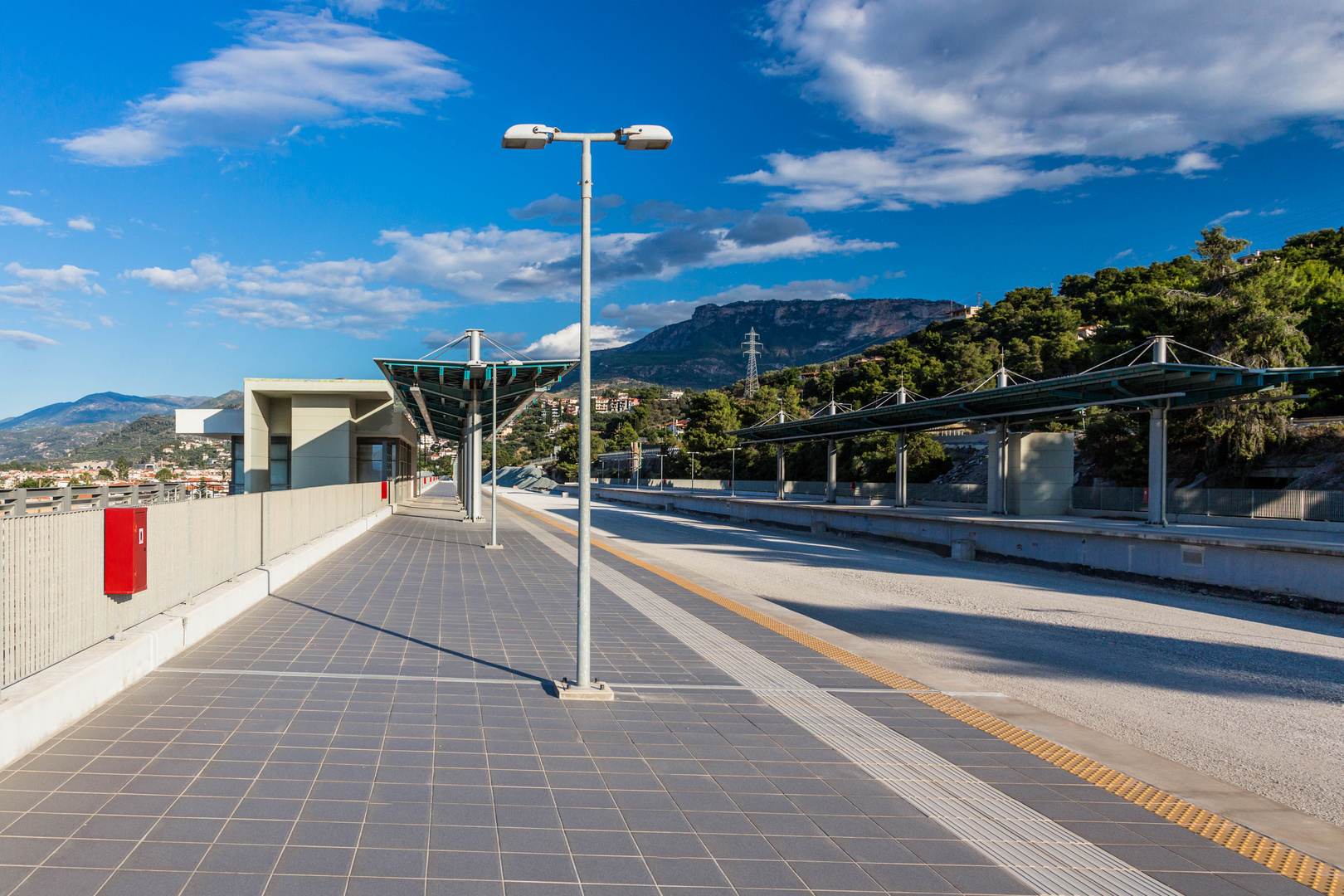 der bahnhof ist fertig, wo bleiben die züge?