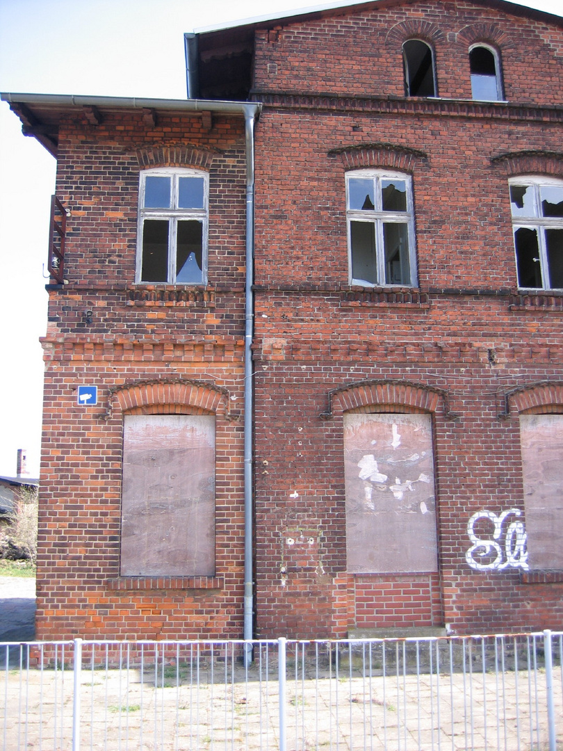 der Bahnhof Karow zerfällt langsam zum 2.