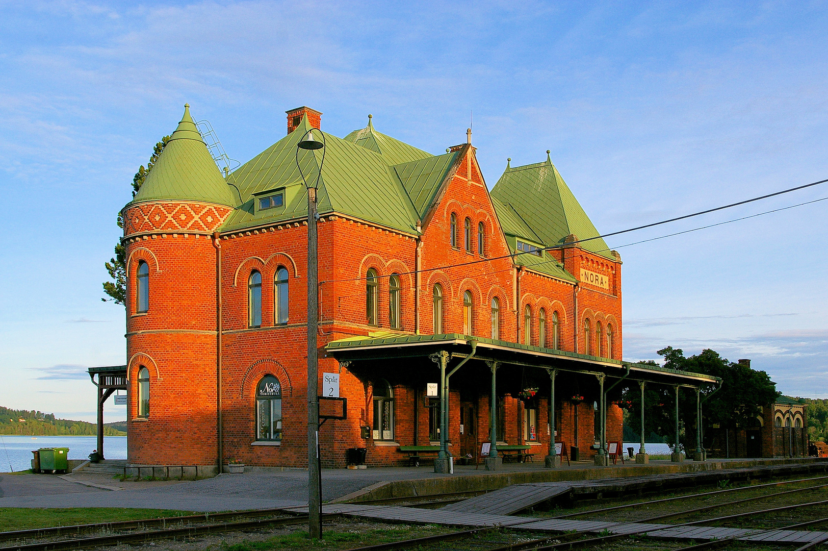 Der Bahnhof von Nora: Gleis 2 - Spår 2