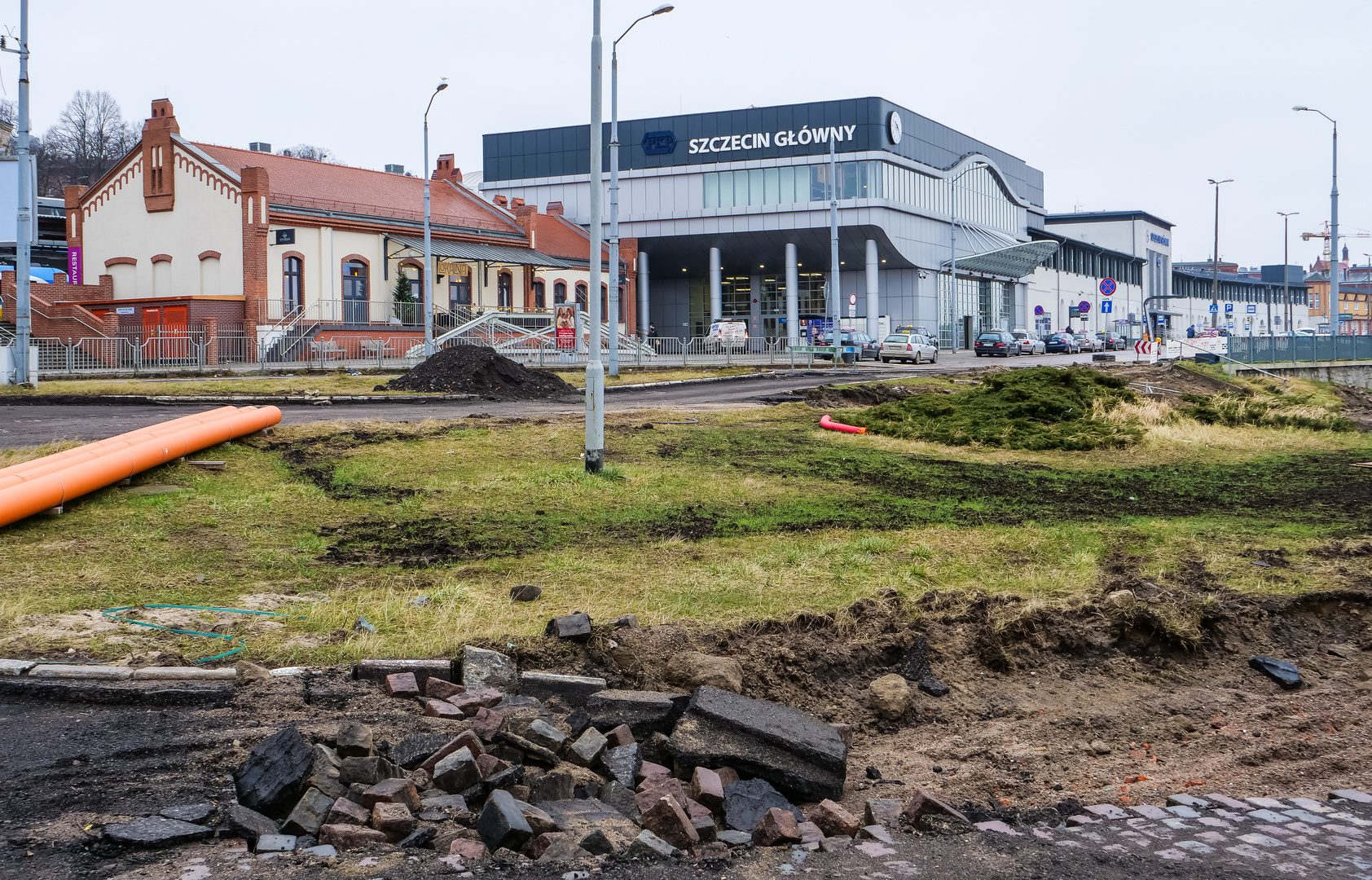 Der Bahnhofsvorplatz ...