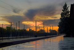 Der Bahnsteig nach dem Regen im Abendlicht