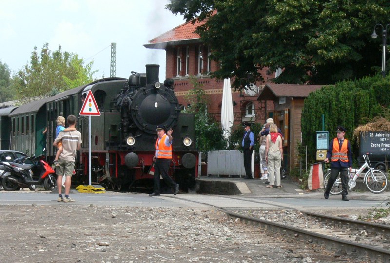 Der Bahnübergang wird gesichert