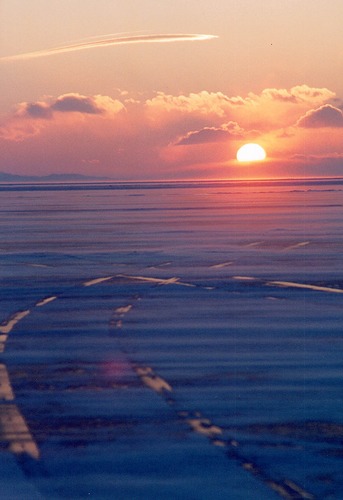 Der Baikalsee im Winter beim Sonnenuntergang