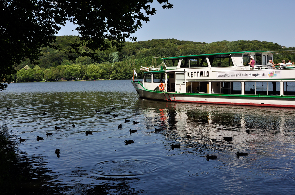 Der Baldeneysee - im Hintergrund der Förderturm von Zeche Carl Funke