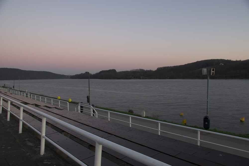 Der Baldeneysee in einer schönen Abenddämmerung