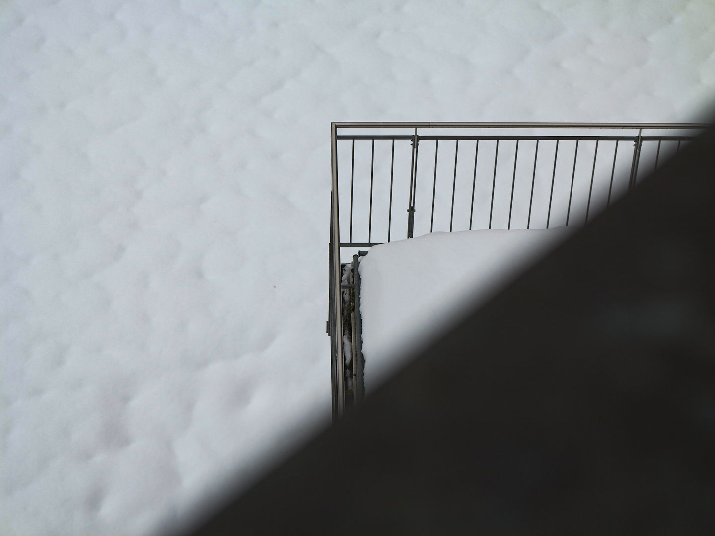 Der Balkon im Schnee 