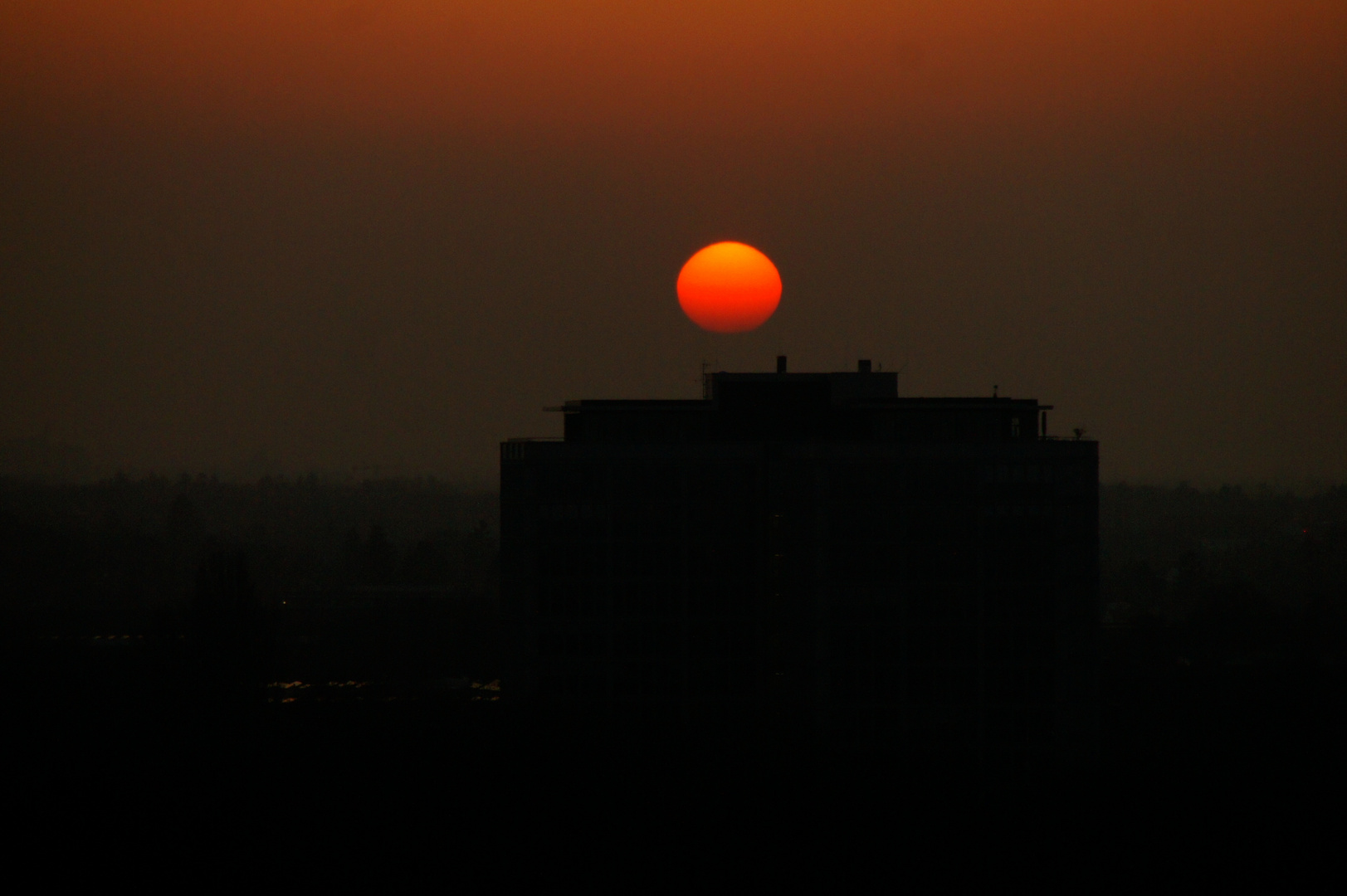 Der Ball der Sonne im Untergang 