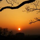 Der Ball der Sonne im Untergang 