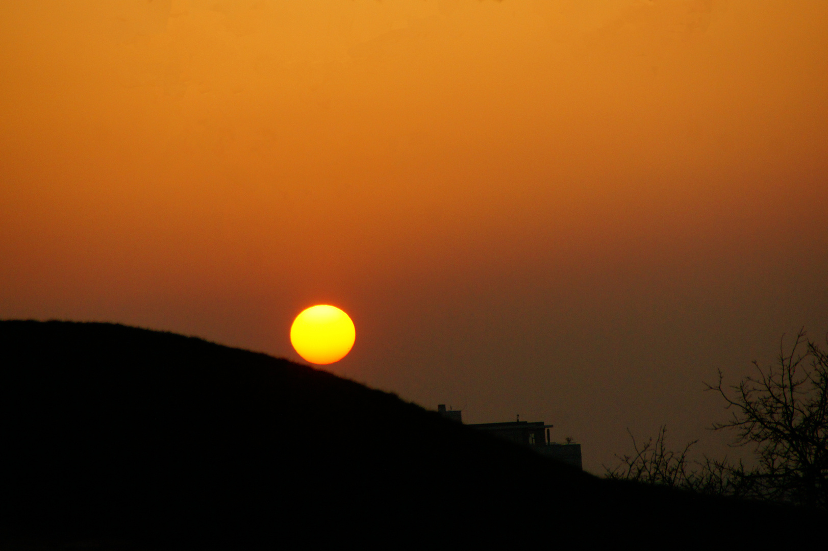 Der Ball der Sonne im Untergang 