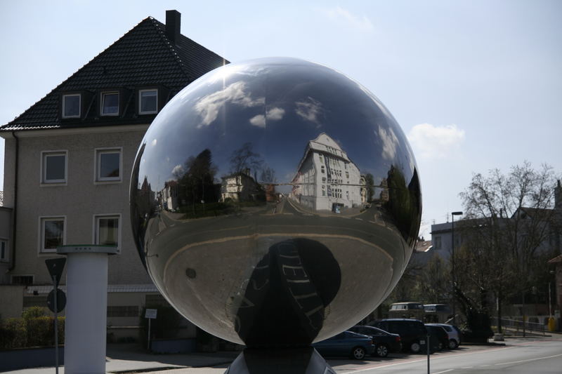 "Der Ball" - Edelstahlkugel als Spiegel im Kreisverkehr -> beim MARTa in Herford