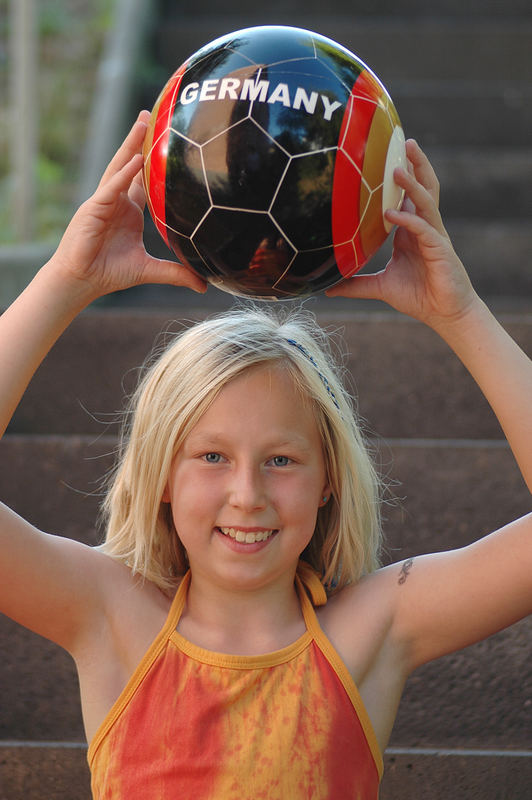 Der Ball Ist Rund Und Muss Ins Eckige Foto Bild Kinder Portraits Menschen Bilder Auf Fotocommunity