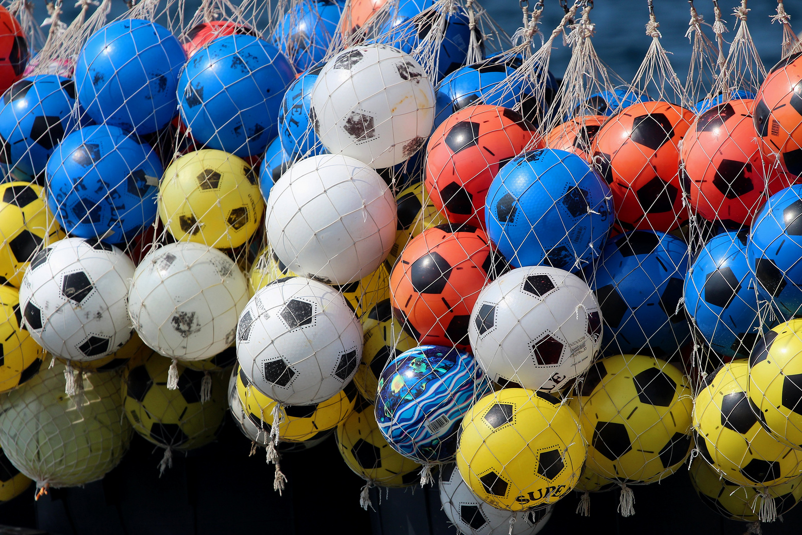 Der Ball Ist Rund Pardon Bunt Foto Bild Abstraktes Farben Knallebunt Bilder Auf Fotocommunity