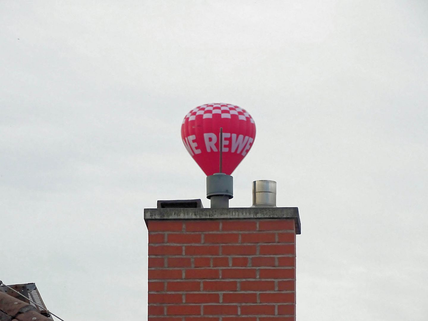 Der Ballon auf dem Schornstein