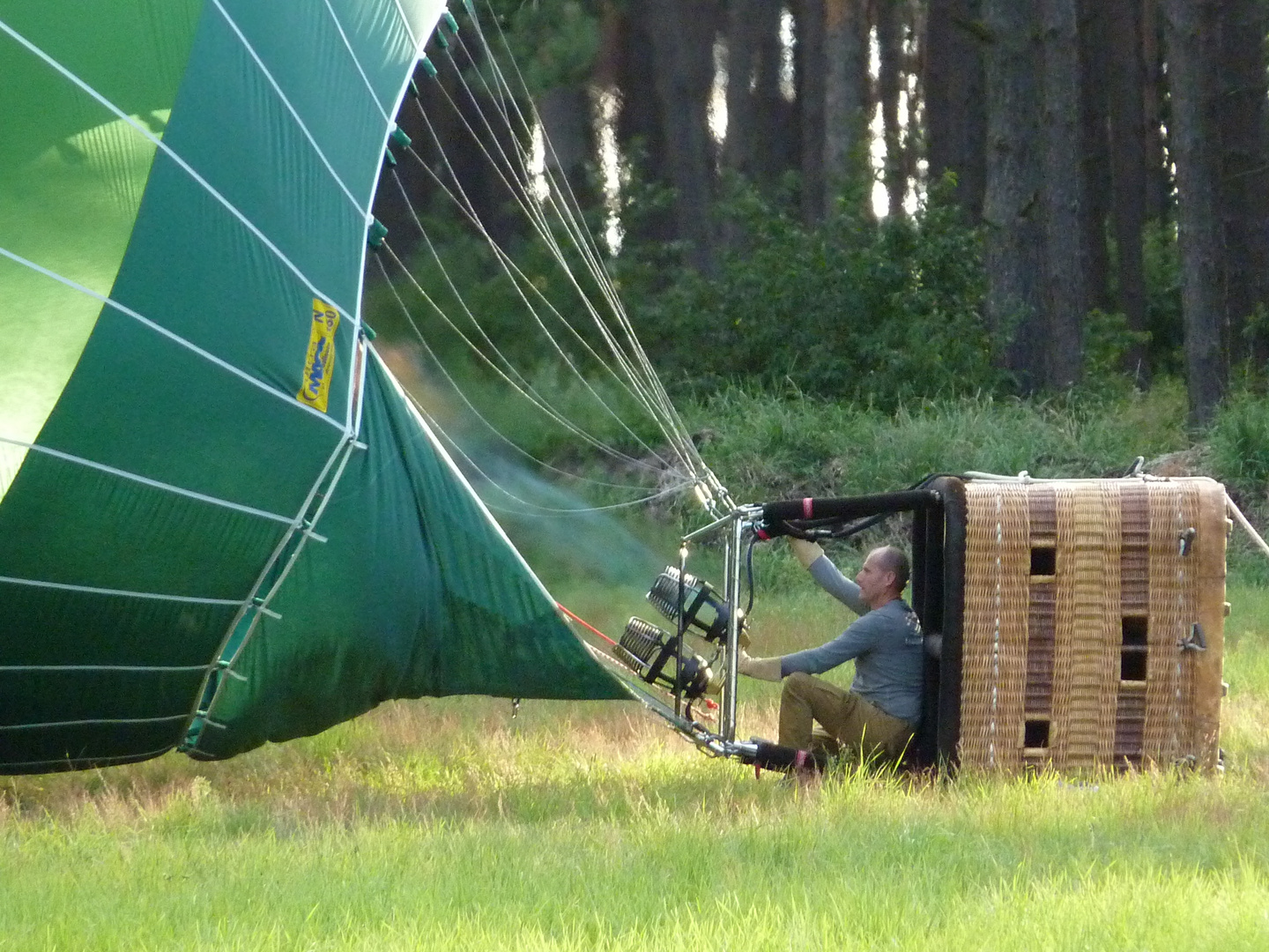 Der Ballon wird startklar gemacht, es ist Flugwetter.