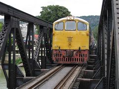 Der Bangkok-Nam Tok "Express" überquert die Brücke am Kwai