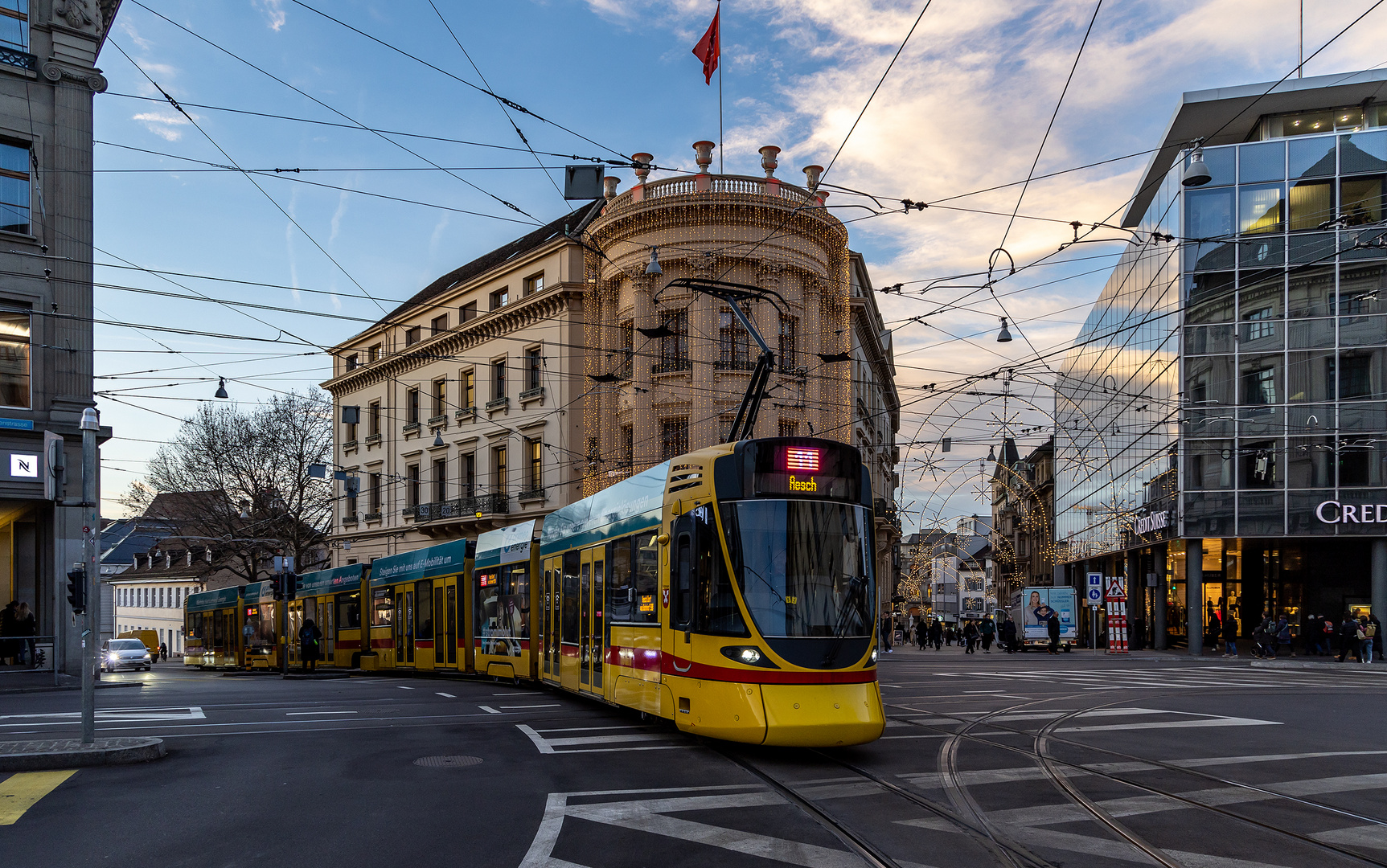 Der Bankenplatz zur Dämmerstunde - I -