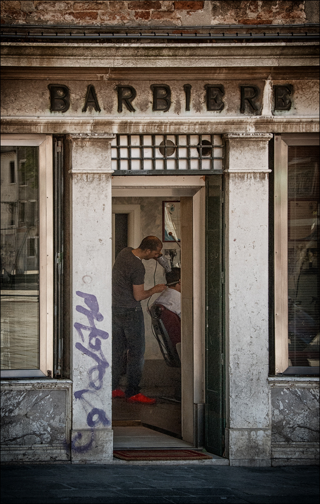 Der Barbier mit den roten Schuhen