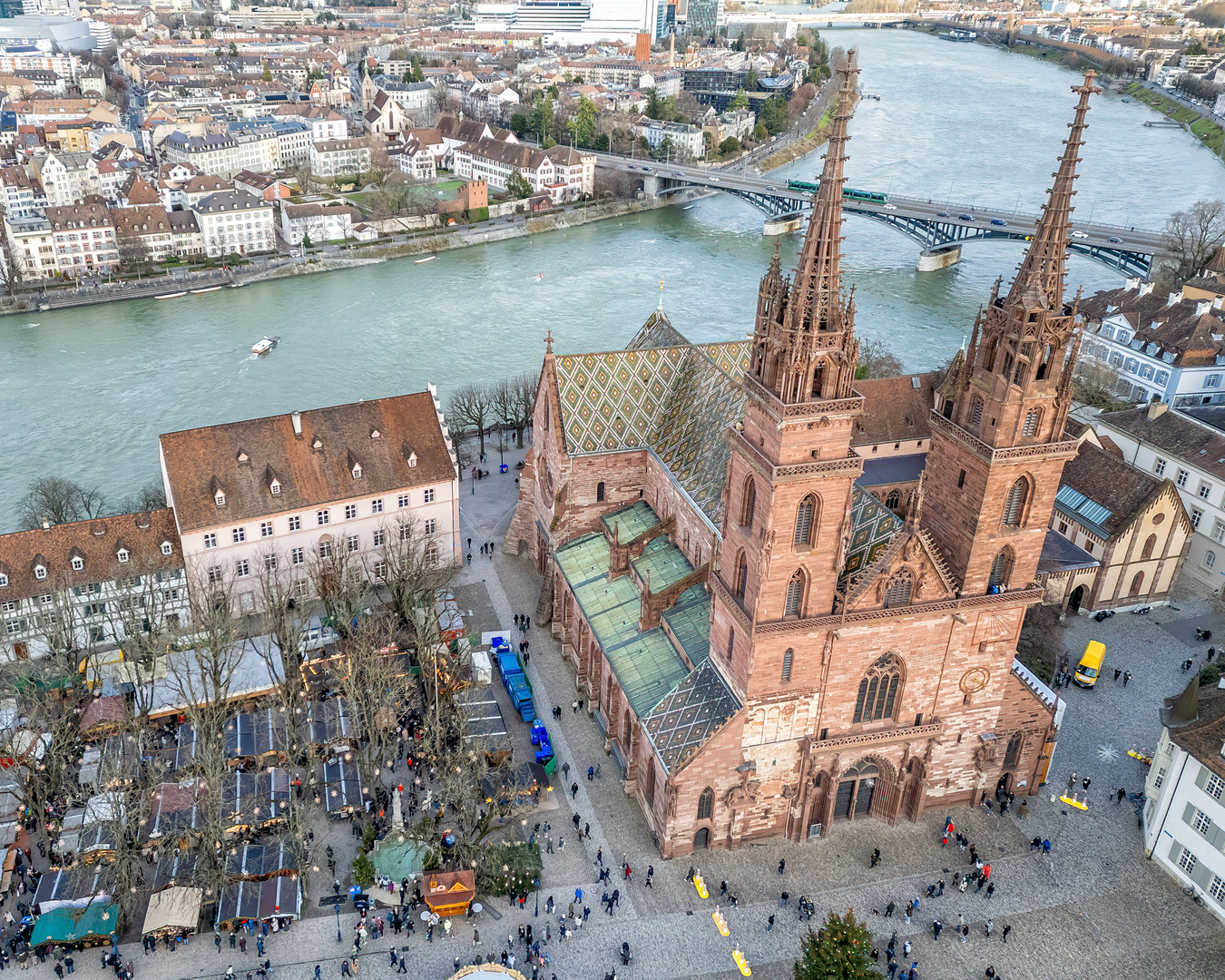 Der Basler Weihnachtsmarkt neben dem Münster