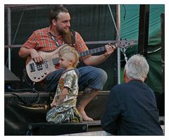 Der Bassist und zwei seiner treuesten Fans