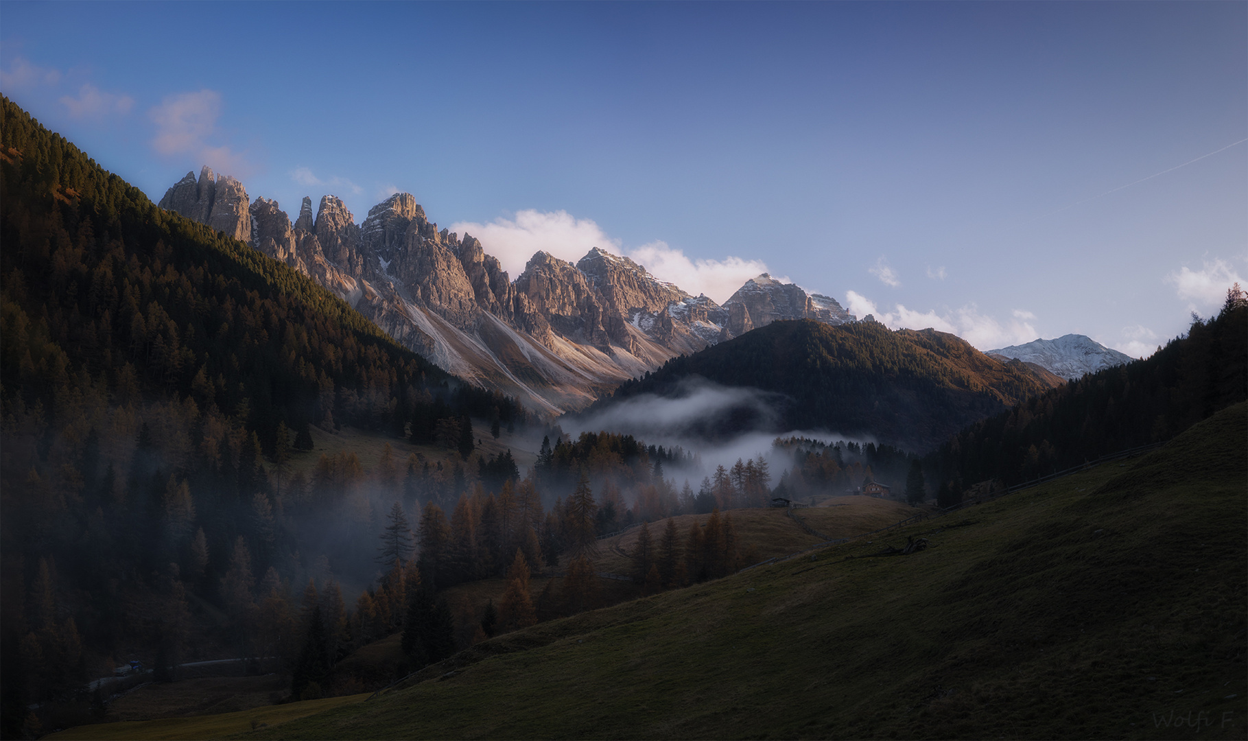 Der Bauer macht seine letzte Fahrt für dieses Jahr auf die Alm.