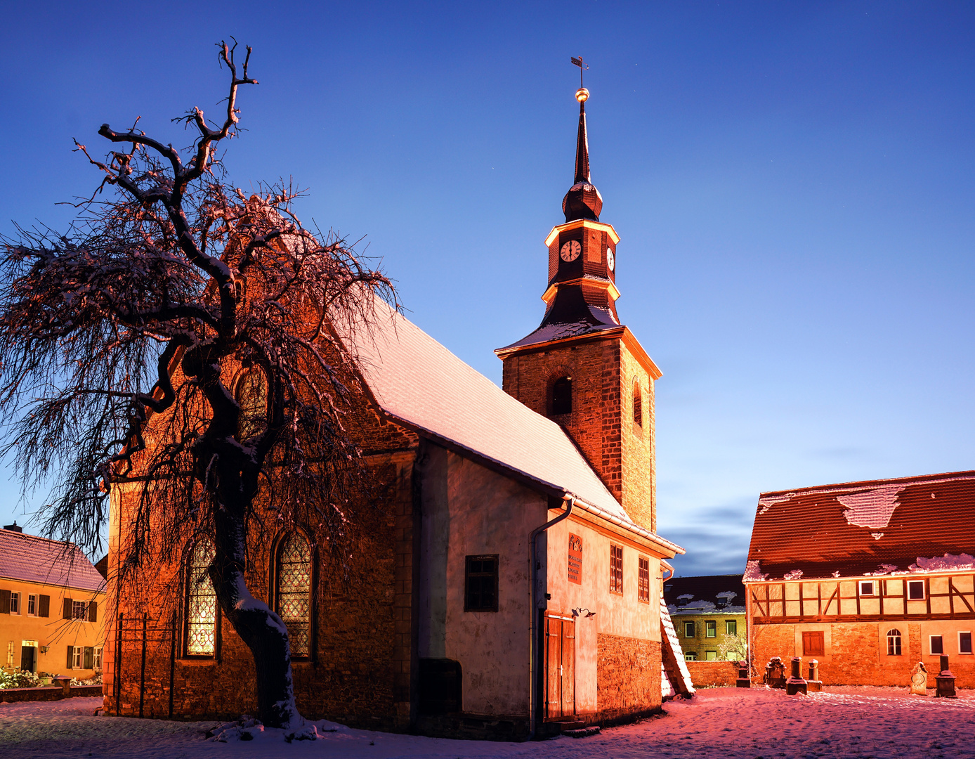 Der Baum und die Kirche