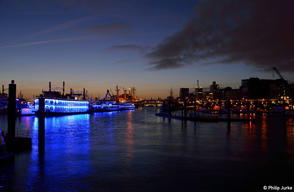 Der Beginn der blauen Stunde im Hamburger Hafen