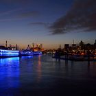 Der Beginn der blauen Stunde im Hamburger Hafen