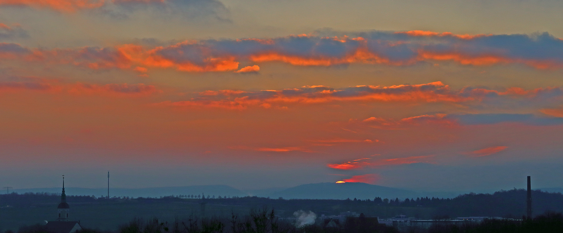 Der Beginn des Sonnenaufganges hinter dm Cottaer Spitzberg...
