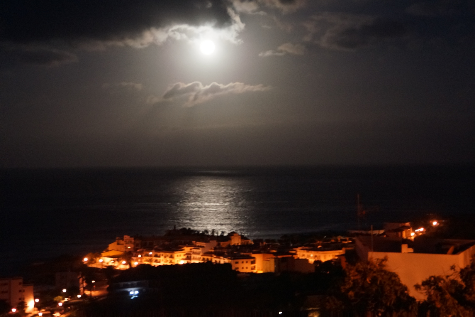 Der beginnende Monduntergang am 8.3 über Playa von Calera aus gesehen (2)