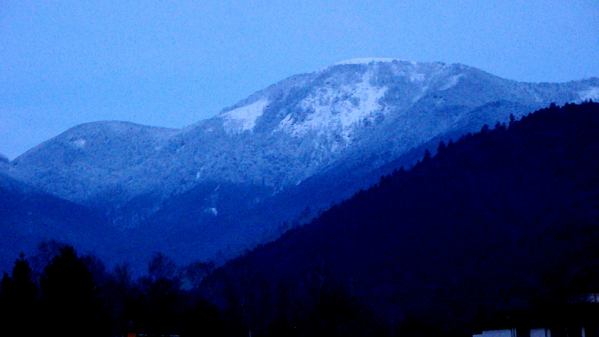 Der Belchen (1450m) mit Tagesrestlicht  am 18.März 2013 um 19.25 Uhr