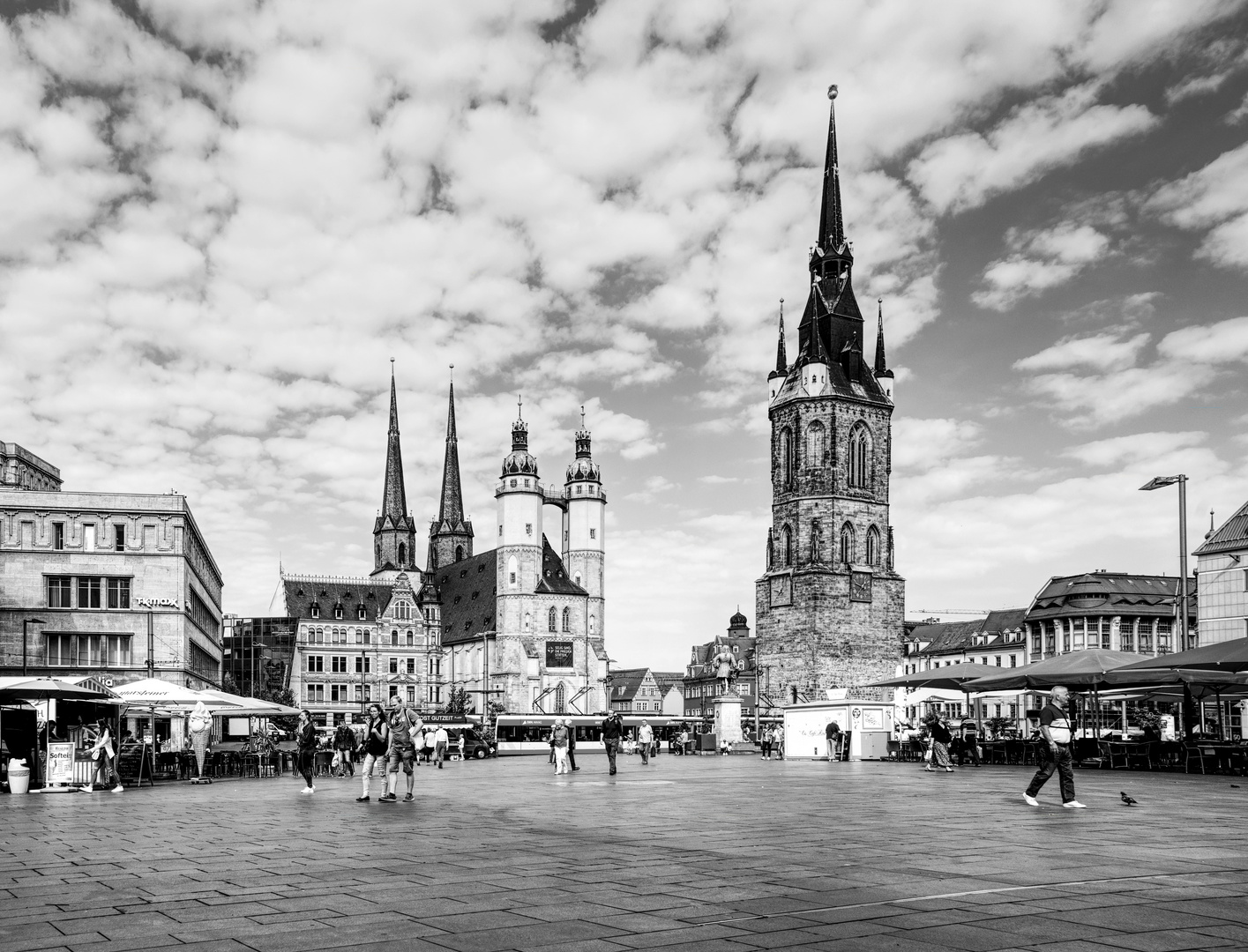 Der belebte Marktplatz in Halle an der Saale, Sachsen-Anhalt, Deutschland