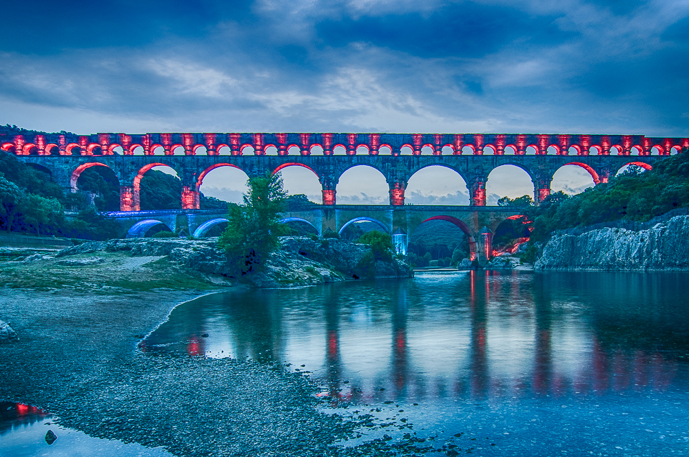 Der beleuchtete Pont du Gard