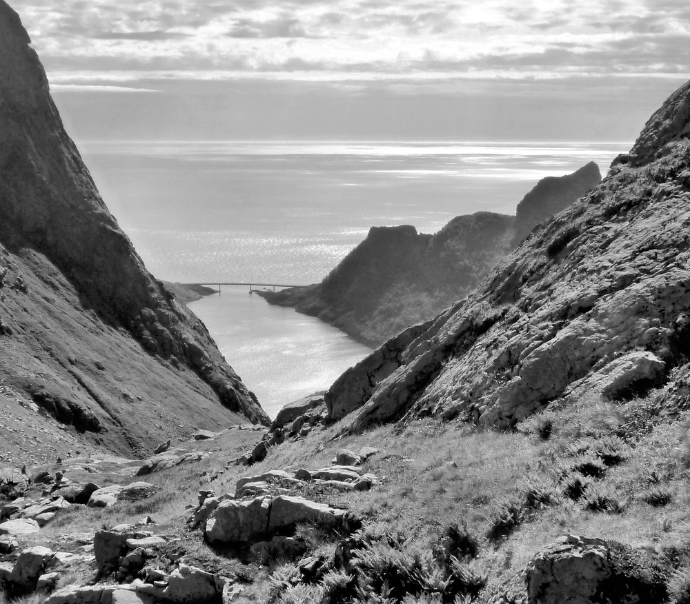 Der Berg, die Brücke und das Meer