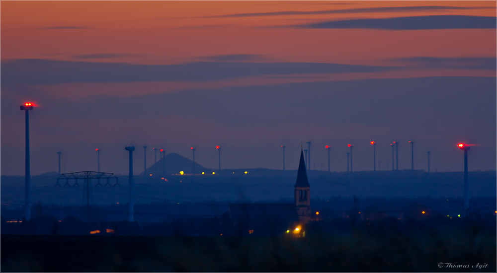 Der Berg hinter der Atzendorfer Kirche...