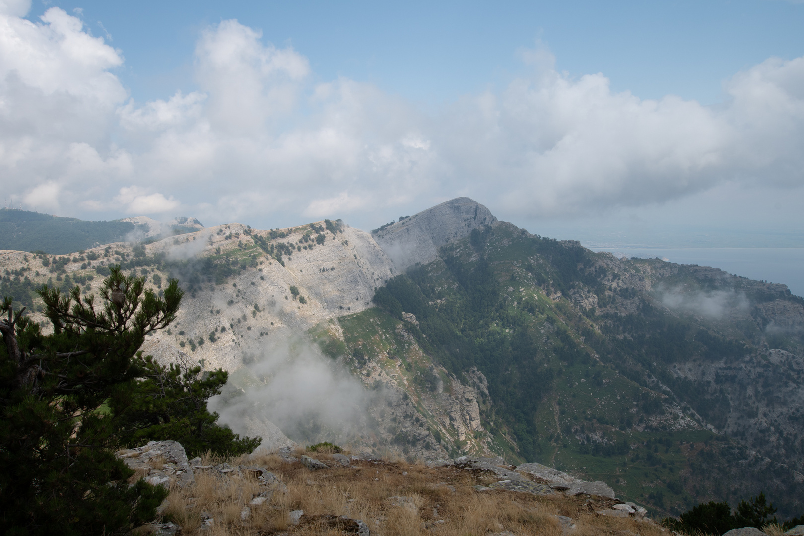 Der Berg Ipsarion im Wolkenbett